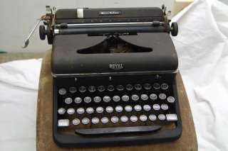 1940s Antique Royal Quiet DeLuxe Typewriter w/case  